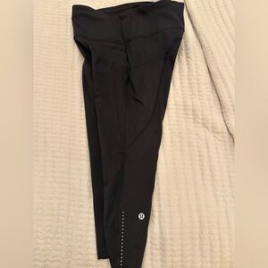Lululemon cropped legging, two side pockets. Great condition/ ‘like-new’